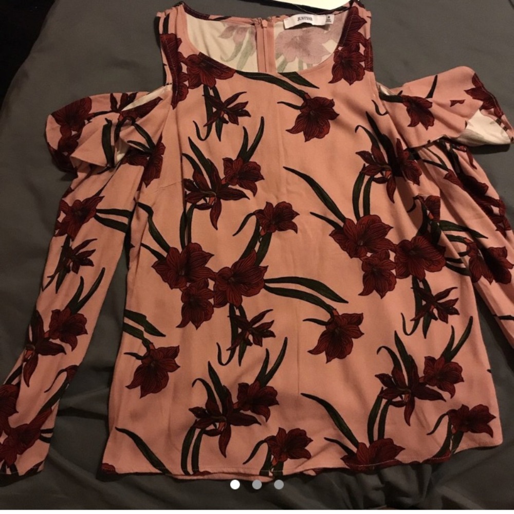 Cold shoulder printed long sleeve top!
